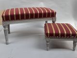 un petit banc et un petit pouf posés sur une surface blanche