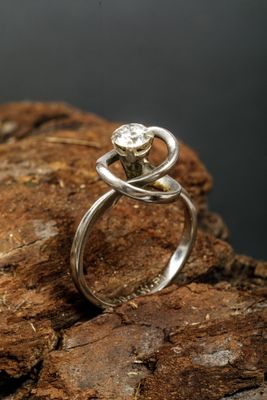 Bague solitaire en or gris 750 millièmes (Poinçon hibou) à e…