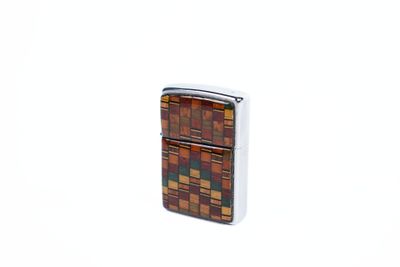 un briquet posé sur une surface blanche