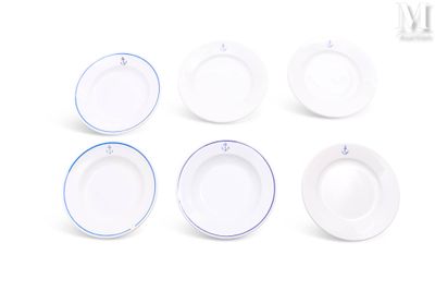 six assiettes blanches à bord bleu sont disposées sur une surface blanche