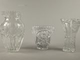 trois vases en verre posés l'un à côté de l'autre sur une table