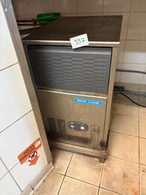 une photo d'une machine à glaçons professionnelle dans une cuisine professionnelle