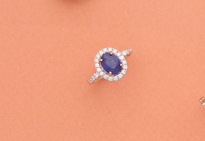 trois bagues en saphir et diamant sur un fond rose