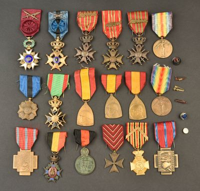 une importante collection de médailles, exposées sur une table