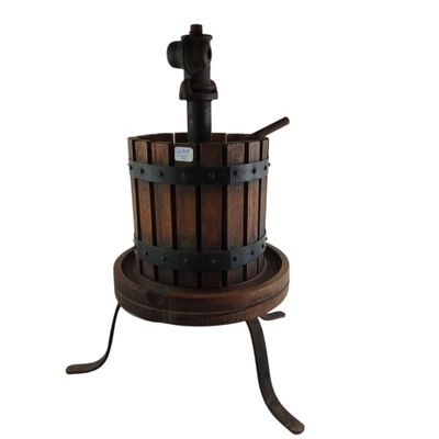 un pressoir à vin ancien en bois, monté sur un socle en métal