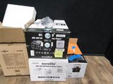 de nombreuses boîtes contenant du matériel électronique posées sur une table en bois