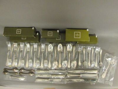 beaucoup de couverts dans un sac en plastique posé sur une table
