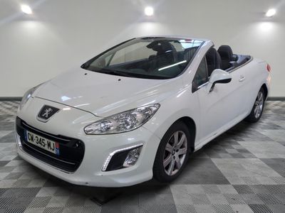 la voiture blanche est garée dans le garage sur le sol en damier