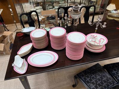 Partie de service de table en porcelaine, le marli à décor d’un liseré - Photo 1