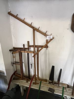 6 scies et une pelle, et outils en bois