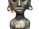 une statue représentant une femme avec une fleur dans les cheveux