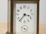 une petite horloge posée sur une table