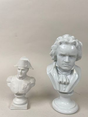 un buste d'homme blanc à côté d'un buste d'homme