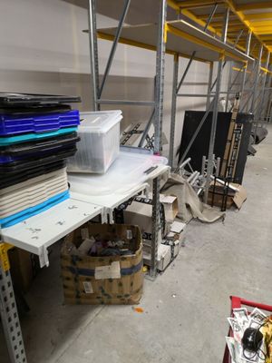de nombreuses étagères sur lesquelles sont disposés toutes sortes d'articles