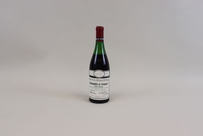 une bouteille de vin posée sur une table