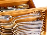plusieurs cuillères et cuillères à soupe dans une boîte en bois