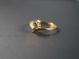 Gros plan sur une bague en or ornée d'une fleur