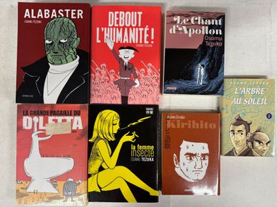 plusieurs livres posés sur une surface blanche, avec une personne en arrière-plan