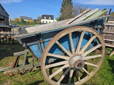 Tombereau, flèche à tracteur, roues bois Mise à prix : 10€