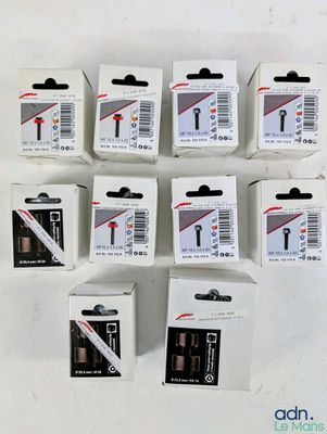 Six boîtes contenant divers gadgets électroniques sont posées sur une surface blanche.