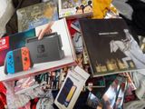 a pile of nintendo wii games on a bed