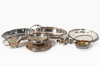 beaucoup de plats et de tasses en argent sur la table
