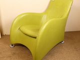 une chaise verte qui se trouve dans une pièce