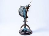 statue représentant un marlin bleu sur un socle noir