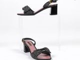 une paire de sandales noires pour femme à semelle compensée transparente