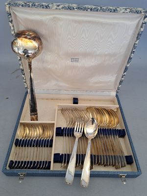 une boîte contenant de l'argenterie sur une table