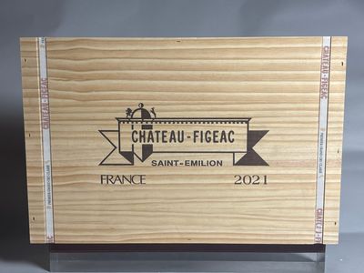 gros plan d'une boîte en bois portant une étiquette