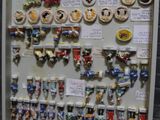une photo d'une vitrine sur laquelle sont disposés de nombreux aimants