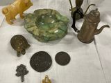 un grand nombre d'objets posés sur une table