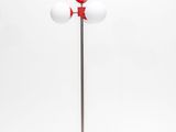 une photo d'un lampadaire rouge et blanc avec un pied rouge