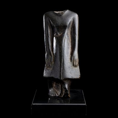 statue représentant une figure féminine posée sur un socle noir, sur fond noir
