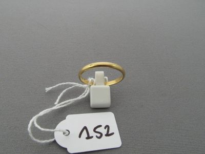 une photo d'une bague à laquelle est accrochée une étiquette de prix