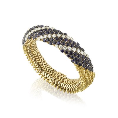 un gros plan sur un bracelet en or serti de saphirs et de diamants