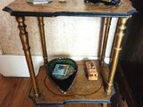 une petite table sur laquelle est posée une lampe