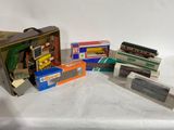 de nombreux types de petits trains dans la boîte