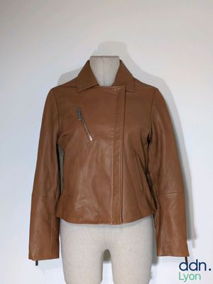 brown leather jacket on mannequin mannequin mannequin mannequin mannequin mannequin mannequin mannequin mannequin mann
