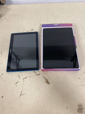 deux tablettes placées l'une à côté de l'autre sur une table