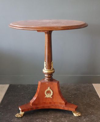 une image représentant une petite table en bois sur laquelle est posée une horloge