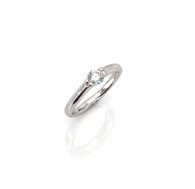 une bague de fiançailles ornée d'un seul diamant sur fond blanc