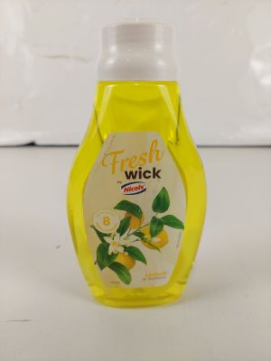 un gros plan sur une bouteille de liquide ornée de citrons