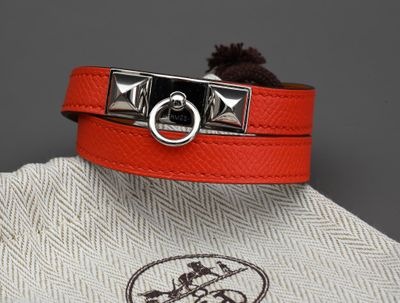 collier pour chien en cuir avec des clous argentés et un col en cuir rouge