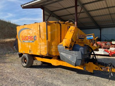 une machine jaune garée devant un immeuble