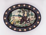 une photo d'une assiette décorative représentant une femme et un chien