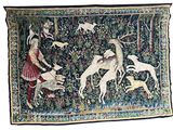 une image représentant une tapisserie où l'on voit des animaux et des personnages dans une forêt