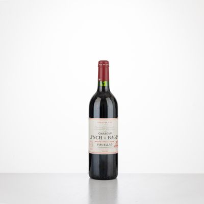 une bouteille de vin rouge posée sur une table