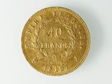 gros plan d'une pièce de monnaie sur une surface blanche avec un fond blanc
